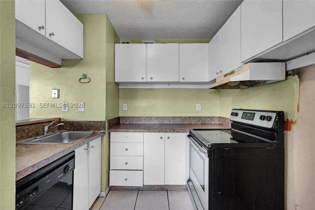 Real estate property located at 15609 73rd Cir Ter #8-5, Miami-dade, Lakeside Xi Condo Ph Iii, Miami, FL
