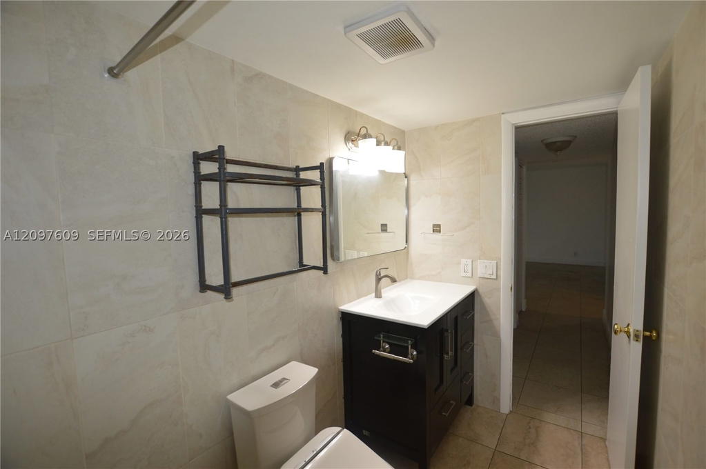 Real estate property located at 425 11th Ter #403, Broward, Meadowbrook Lakes Condo, Dania Beach, FL