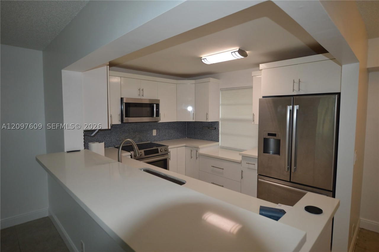 Real estate property located at 425 11th Ter #403, Broward, Meadowbrook Lakes Condo, Dania Beach, FL