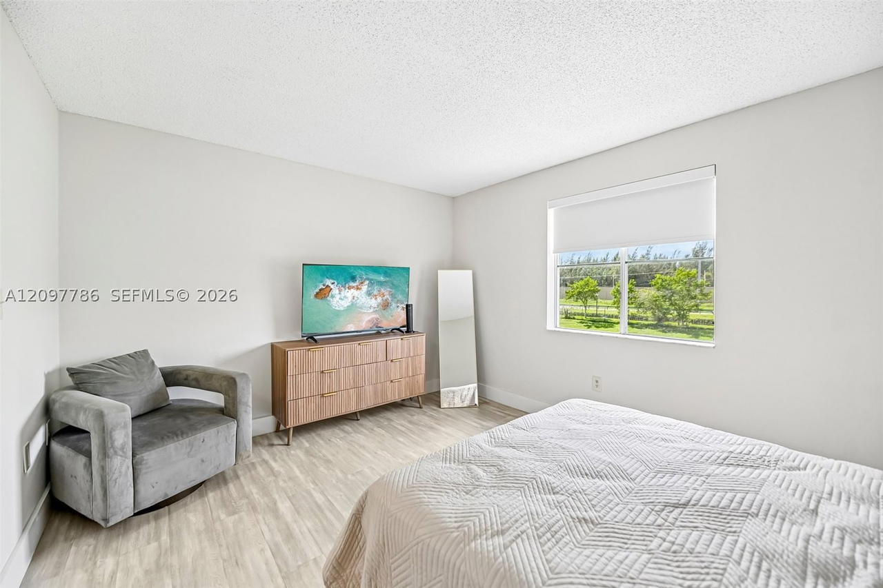 Real estate property located at 4736 114th Ave #205, Miami-dade, Villa Doral Condo No 2, Doral, FL