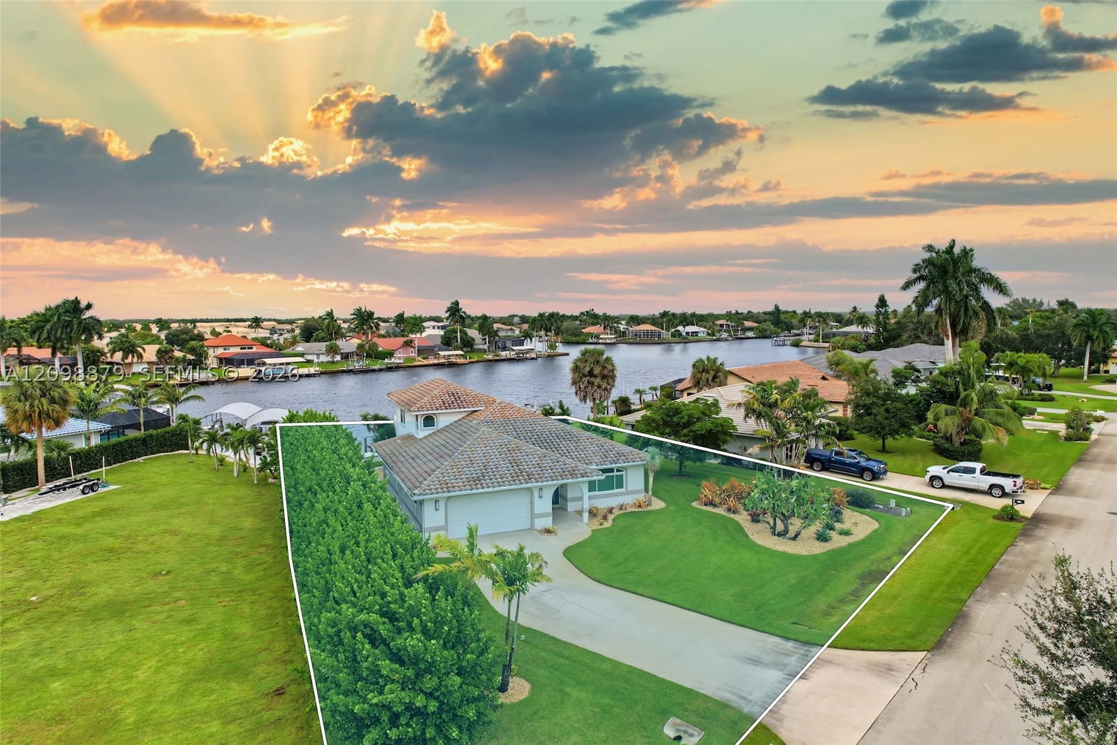 Real estate property located at 111 NEWPORT CAY, Collier, Port Of The Islands Ph 1, Naples, FL