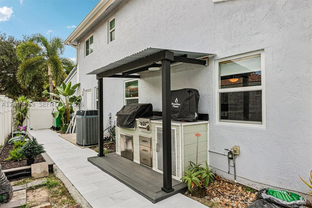 Real estate property located at 5821 Hawkes Bluff Ave, Broward, Hawkes Bluff, Davie, FL
