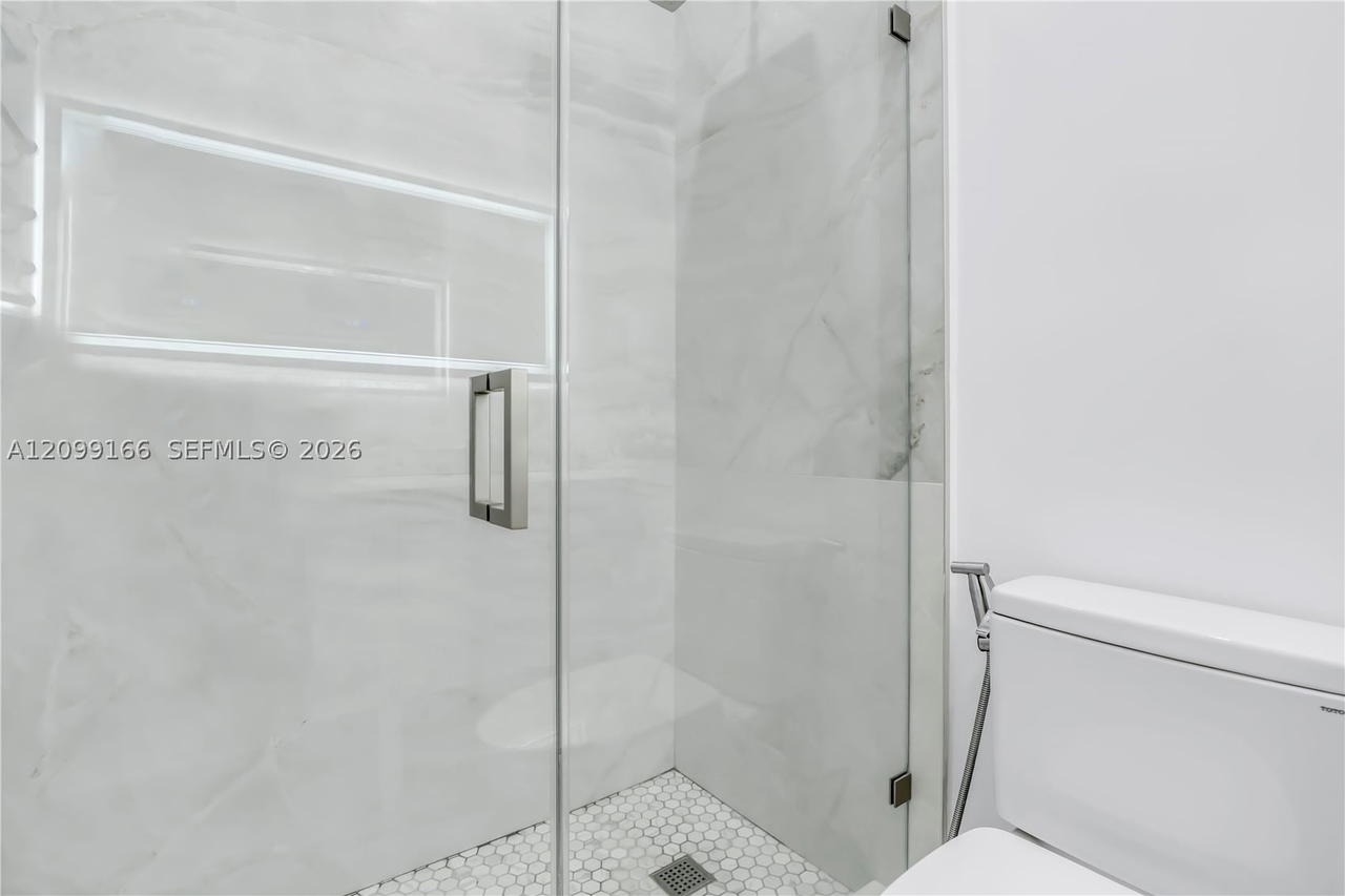 Real estate property located at 3321 Simms St #13B, Broward, Hollywood Gardens Condomi, Hollywood, FL