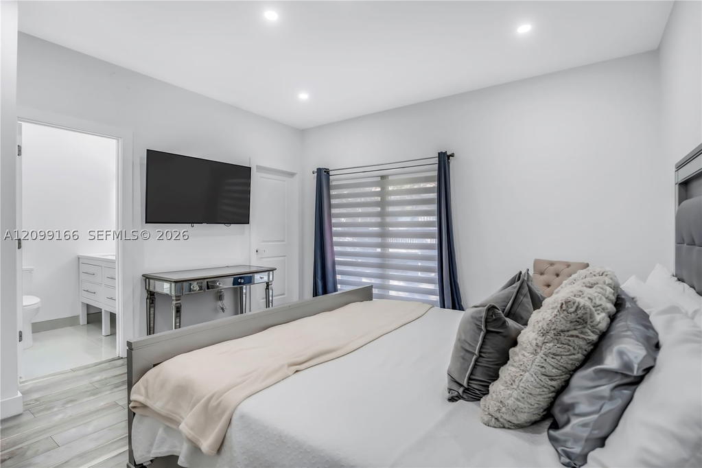 Real estate property located at 3321 Simms St #13B, Broward, Hollywood Gardens Condomi, Hollywood, FL