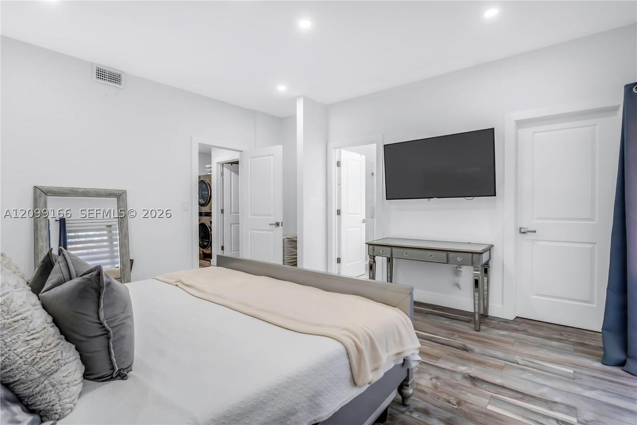Real estate property located at 3321 Simms St #13B, Broward, Hollywood Gardens Condomi, Hollywood, FL