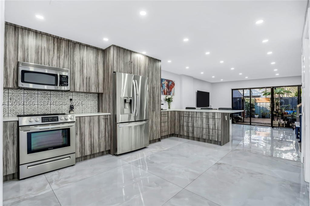 Real estate property located at 3321 Simms St #13B, Broward, Hollywood Gardens Condomi, Hollywood, FL