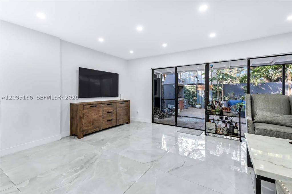 Real estate property located at 3321 Simms St #13B, Broward, Hollywood Gardens Condomi, Hollywood, FL