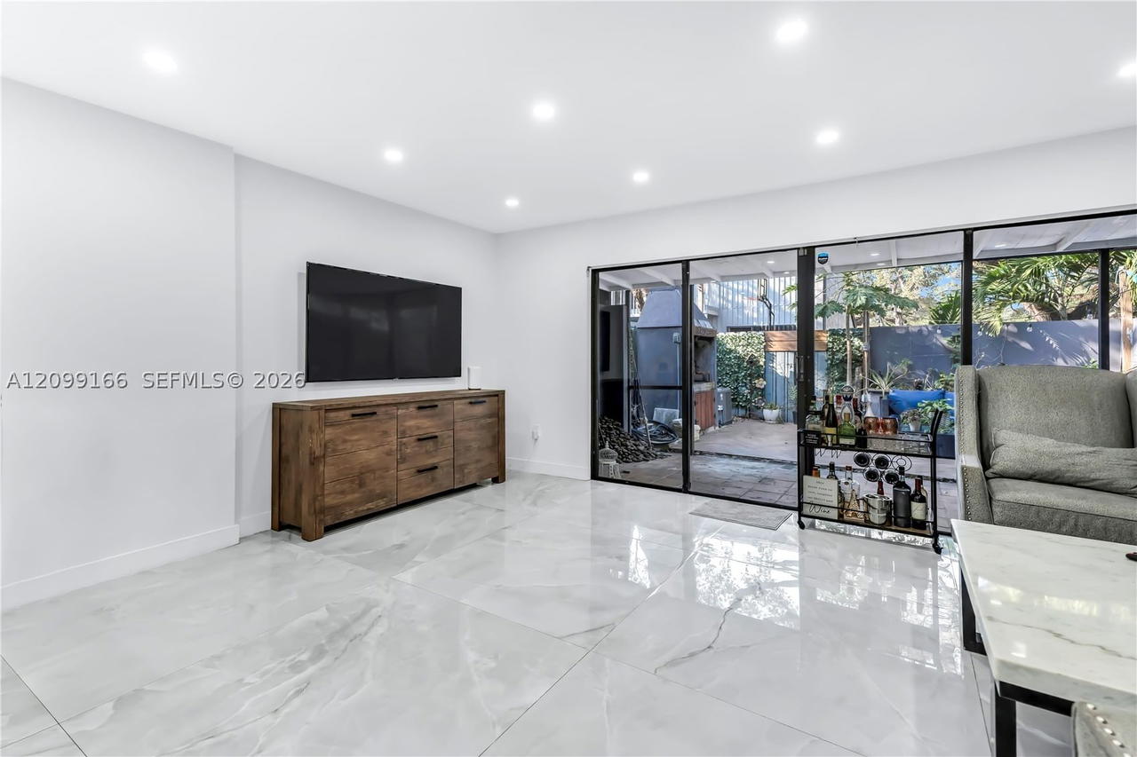 Real estate property located at 3321 Simms St #13B, Broward, Hollywood Gardens Condomi, Hollywood, FL