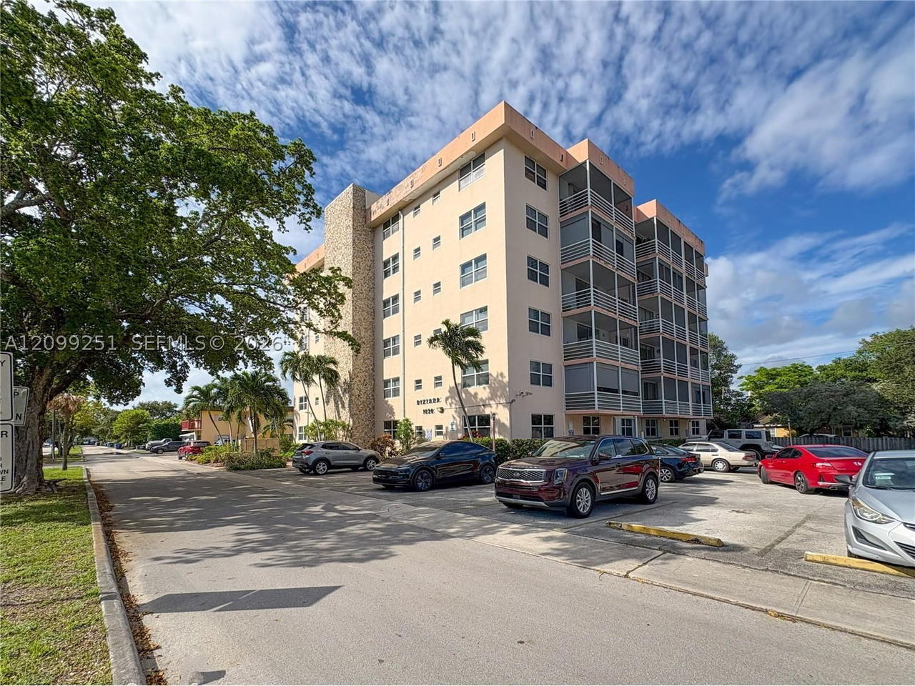 Real estate property located at 1830 Dixieanna St #605, Broward, Dixiana Condo, Hollywood, FL
