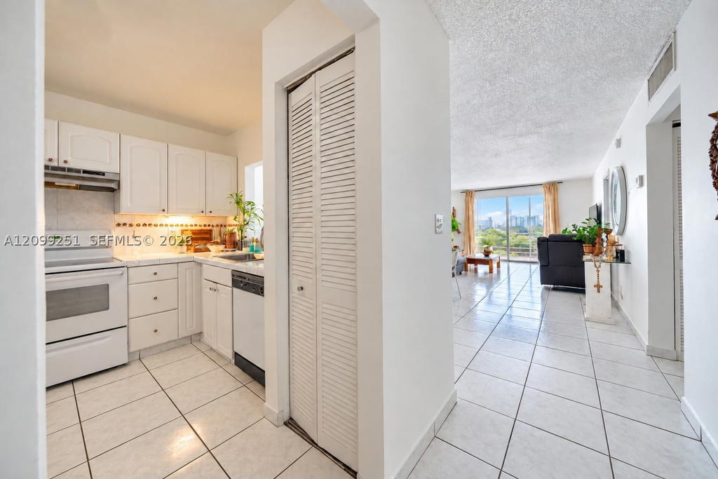 Real estate property located at 1830 Dixieanna St #605, Broward, Dixiana Condo, Hollywood, FL