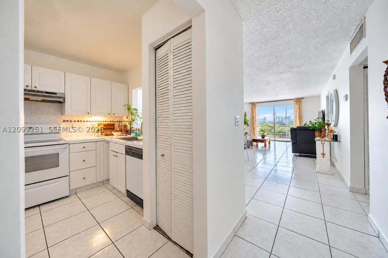 Real estate property located at 1830 Dixieanna St #605, Broward, Dixiana Condo, Hollywood, FL