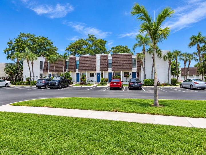 Real estate property located at 1570 89th Ter #1570, Broward, Westview Condominium No T, Pembroke Pines, FL