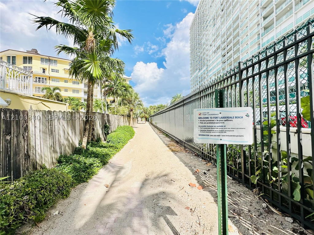 Real estate property located at 2424 17th St B307, Broward, Village At Harbor Beach C, Fort Lauderdale, FL