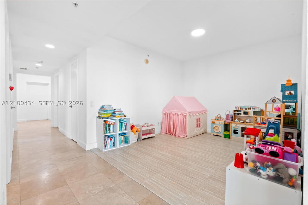 Real estate property located at 14951 Royal Oaks Ln #709, Miami-dade, The Oaks I Condo, North Miami, FL