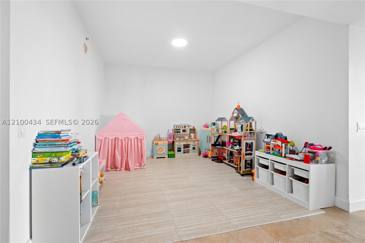 Real estate property located at 14951 Royal Oaks Ln #709, Miami-dade, The Oaks I Condo, North Miami, FL