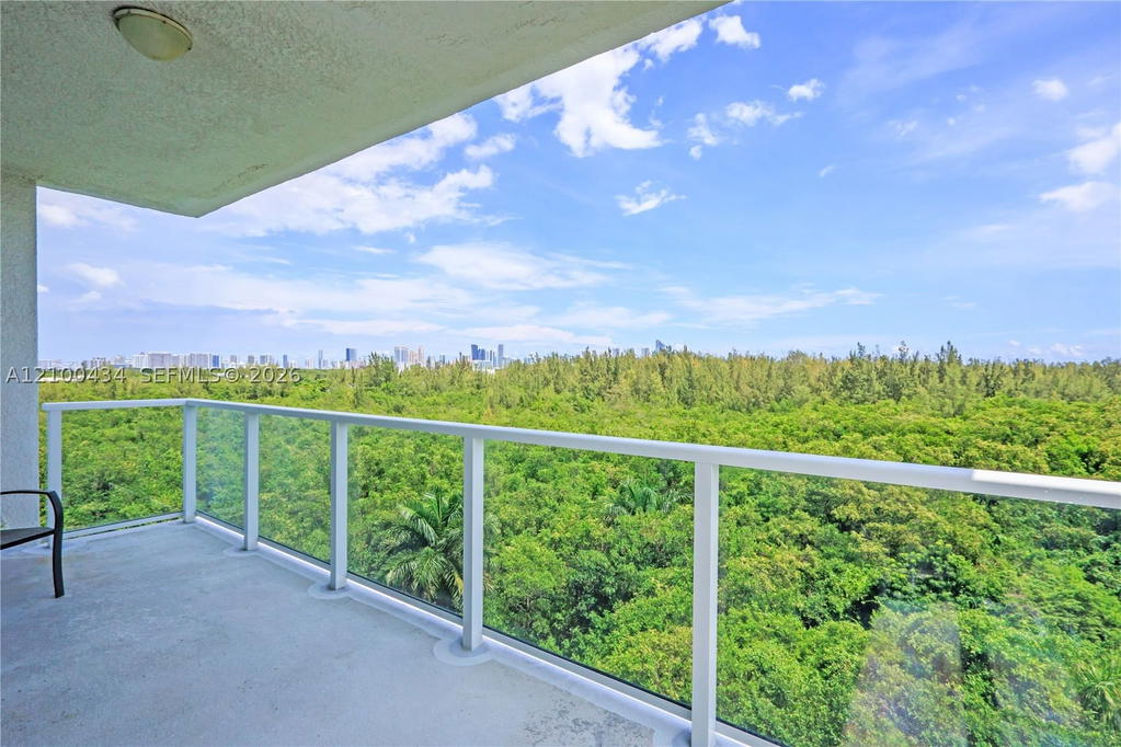 Real estate property located at 14951 Royal Oaks Ln #709, Miami-dade, The Oaks I Condo, North Miami, FL