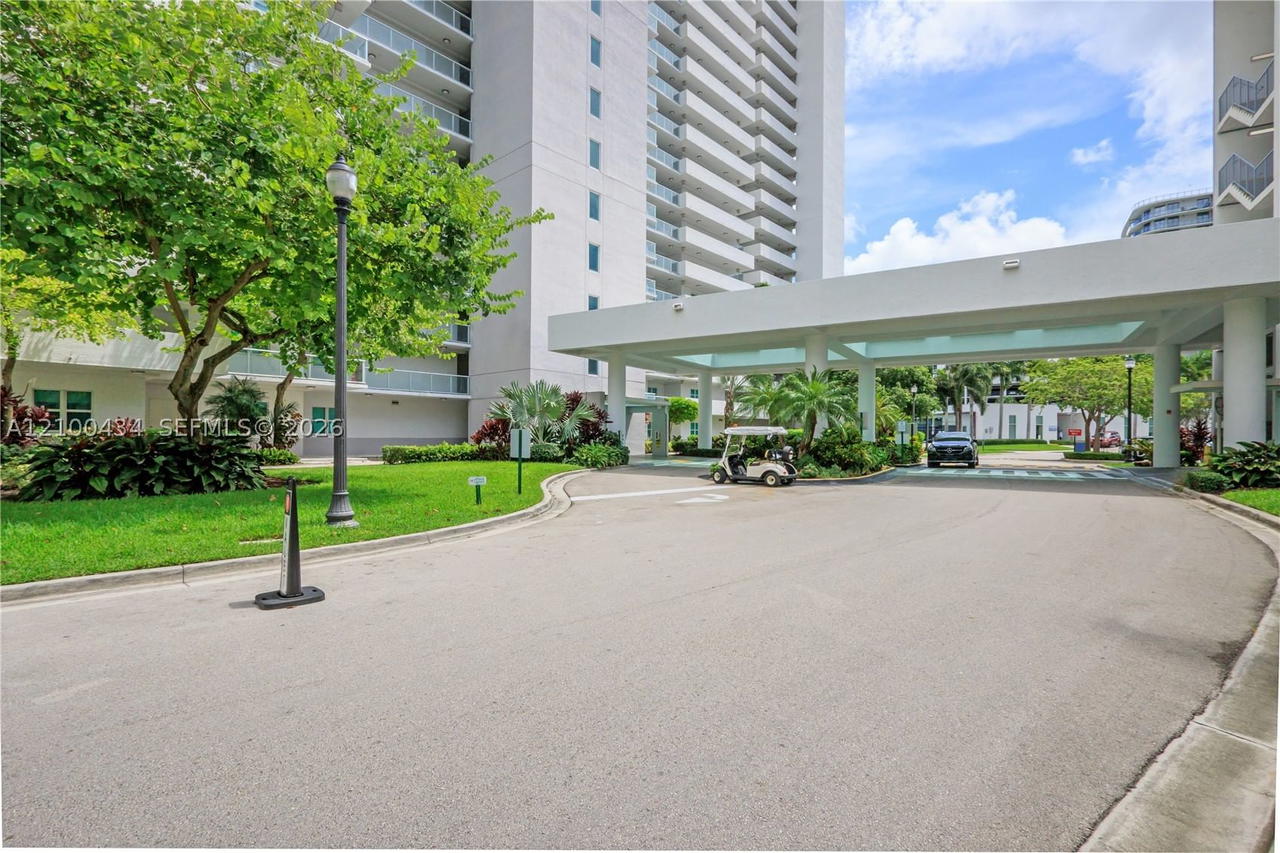 Real estate property located at 14951 Royal Oaks Ln #709, Miami-dade, The Oaks I Condo, North Miami, FL