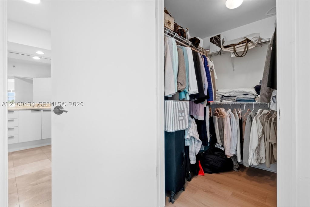 Real estate property located at 14951 Royal Oaks Ln #709, Miami-dade, The Oaks I Condo, North Miami, FL