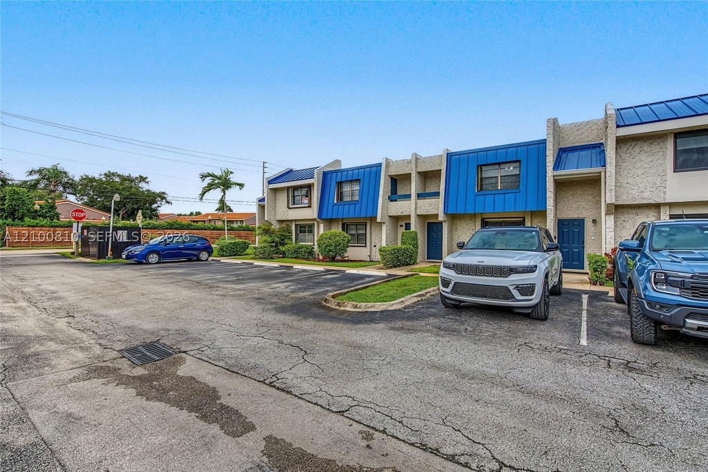 Real estate property located at 2607 40th Ave, Broward, Villas Of Sheridan Condo, Hollywood, FL