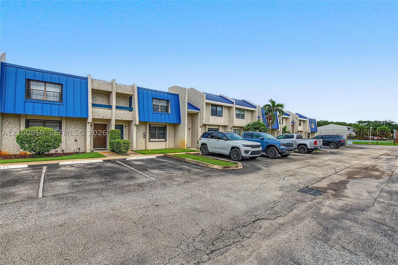 Real estate property located at 2607 40th Ave, Broward, Villas Of Sheridan Condo, Hollywood, FL