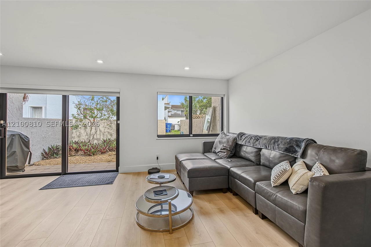 Real estate property located at 2607 40th Ave, Broward, Villas Of Sheridan Condo, Hollywood, FL