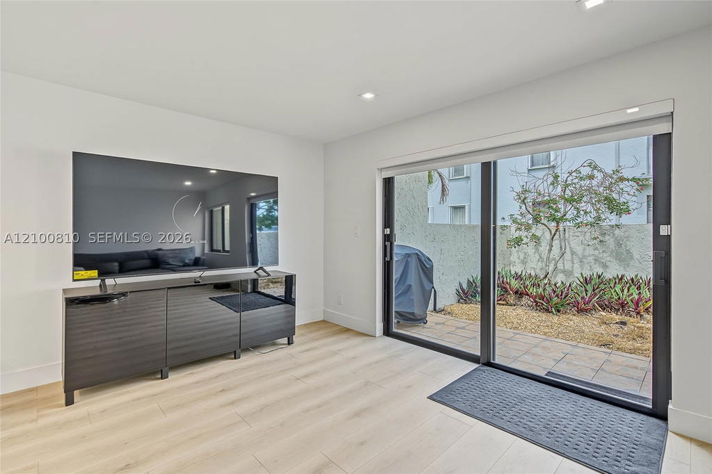 Real estate property located at 2607 40th Ave, Broward, Villas Of Sheridan Condo, Hollywood, FL