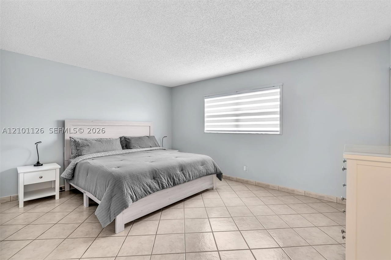 Real estate property located at 315 11th Ter #203, Broward, Meadowbrook Lakes Condo, Dania Beach, FL