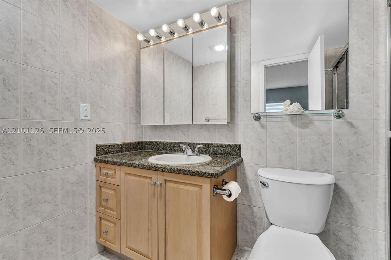 Real estate property located at 315 11th Ter #203, Broward, Meadowbrook Lakes Condo, Dania Beach, FL