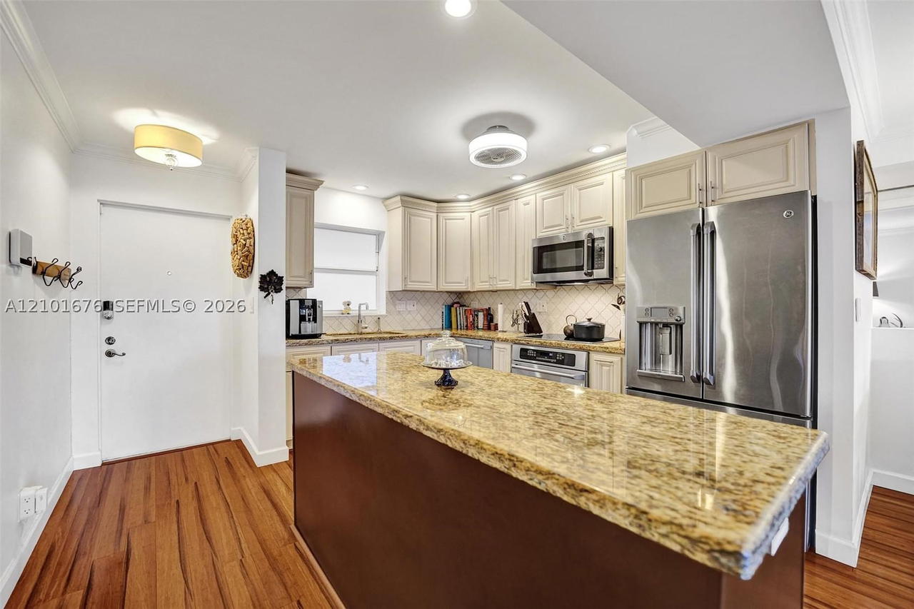 Real estate property located at 1212 2nd Ct #301, Broward, Las Olas Manor 2 Condo, Fort Lauderdale, FL