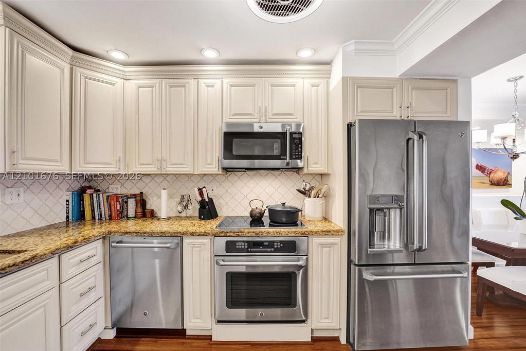 Real estate property located at 1212 2nd Ct #301, Broward, Las Olas Manor 2 Condo, Fort Lauderdale, FL