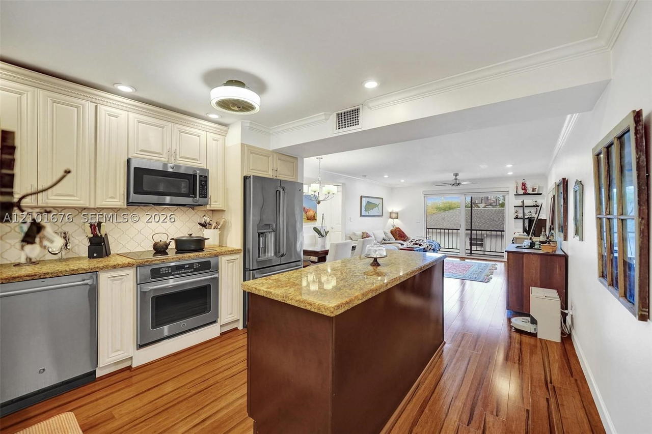 Real estate property located at 1212 2nd Ct #301, Broward, Las Olas Manor 2 Condo, Fort Lauderdale, FL