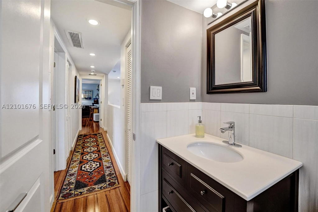 Real estate property located at 1212 2nd Ct #301, Broward, Las Olas Manor 2 Condo, Fort Lauderdale, FL