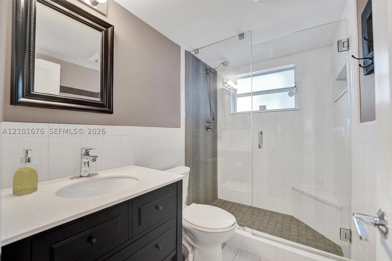 Real estate property located at 1212 2nd Ct #301, Broward, Las Olas Manor 2 Condo, Fort Lauderdale, FL