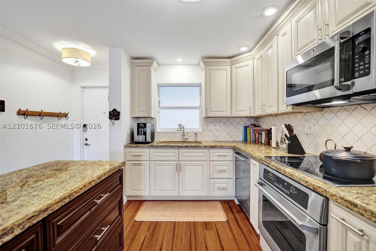 Real estate property located at 1212 2nd Ct #301, Broward, Las Olas Manor 2 Condo, Fort Lauderdale, FL