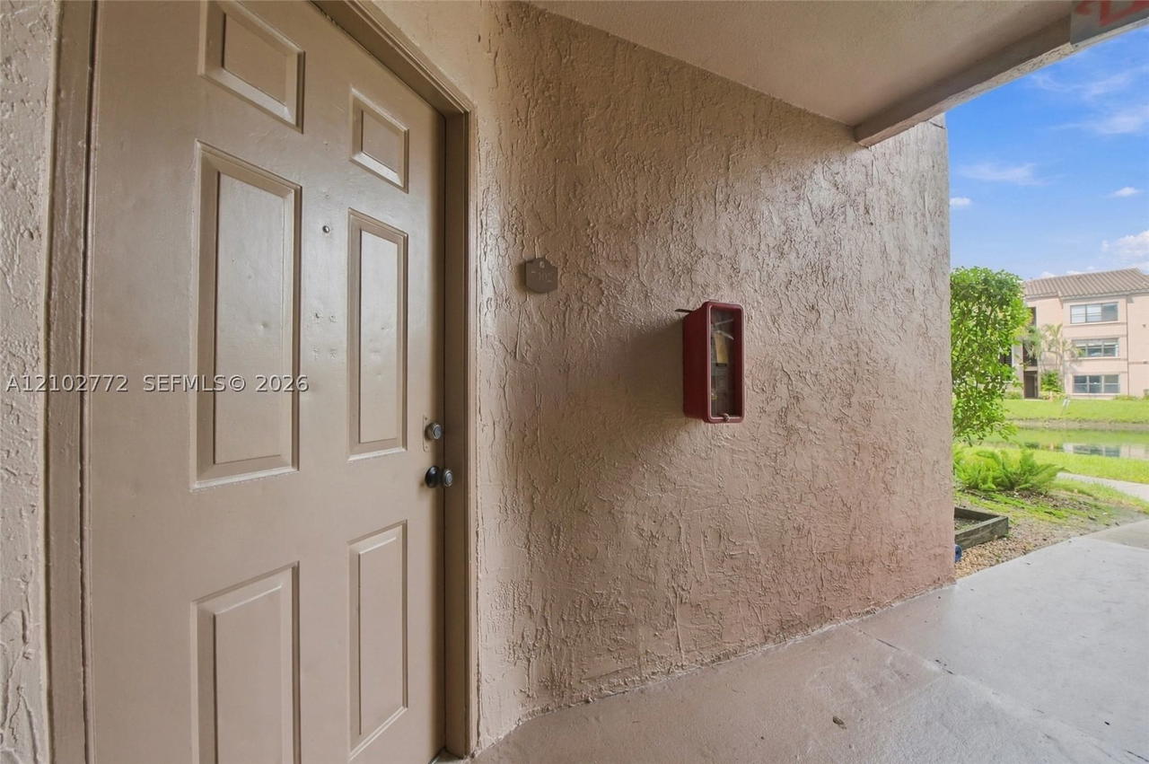 Real estate property located at 2946 University Dr #7102, Broward, Sundance At Davie Condo, Davie, FL