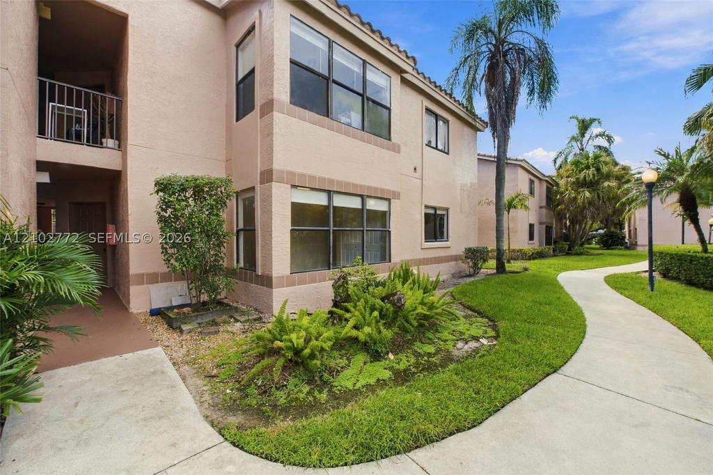 Real estate property located at 2946 University Dr #7102, Broward, Sundance At Davie Condo, Davie, FL