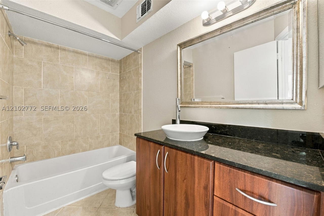 Real estate property located at 2946 University Dr #7102, Broward, Sundance At Davie Condo, Davie, FL
