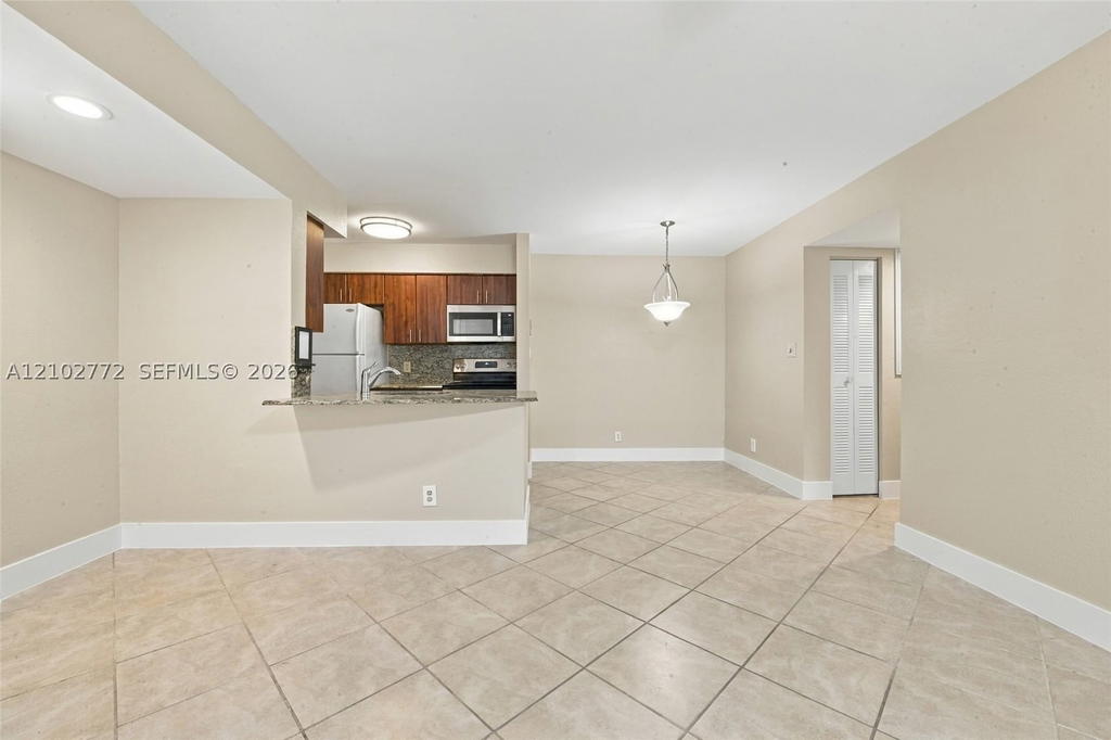 Real estate property located at 2946 University Dr #7102, Broward, Sundance At Davie Condo, Davie, FL