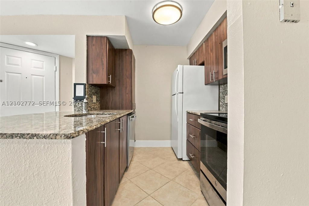 Real estate property located at 2946 University Dr #7102, Broward, Sundance At Davie Condo, Davie, FL