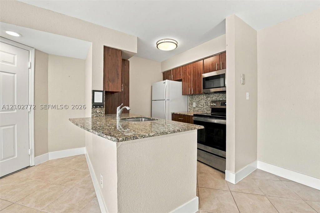 Real estate property located at 2946 University Dr #7102, Broward, Sundance At Davie Condo, Davie, FL