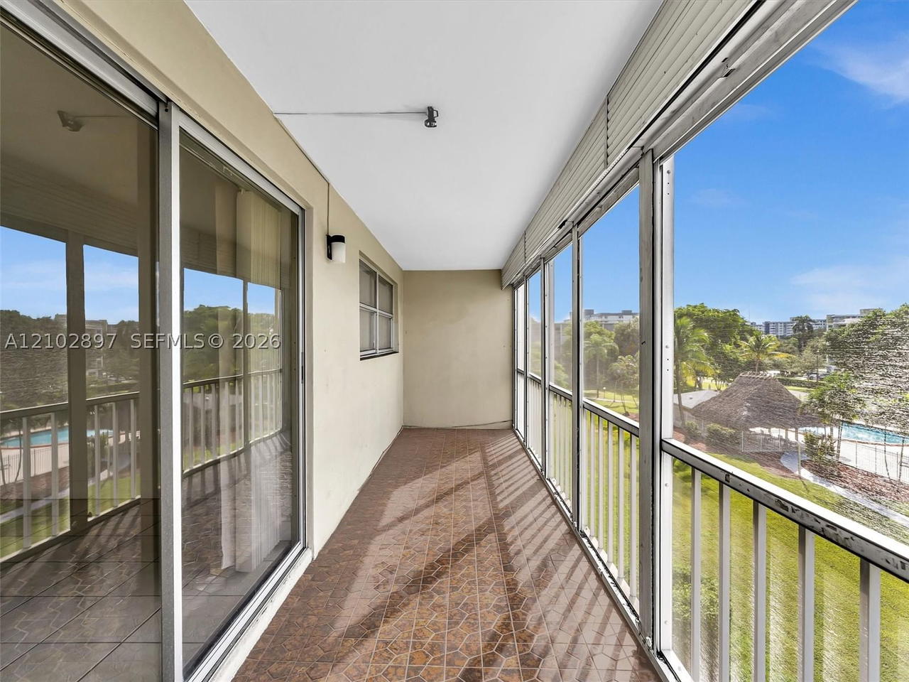 Real estate property located at 4700 Washington St #405, Broward, Hillcrest Country Club Ap, Hollywood, FL
