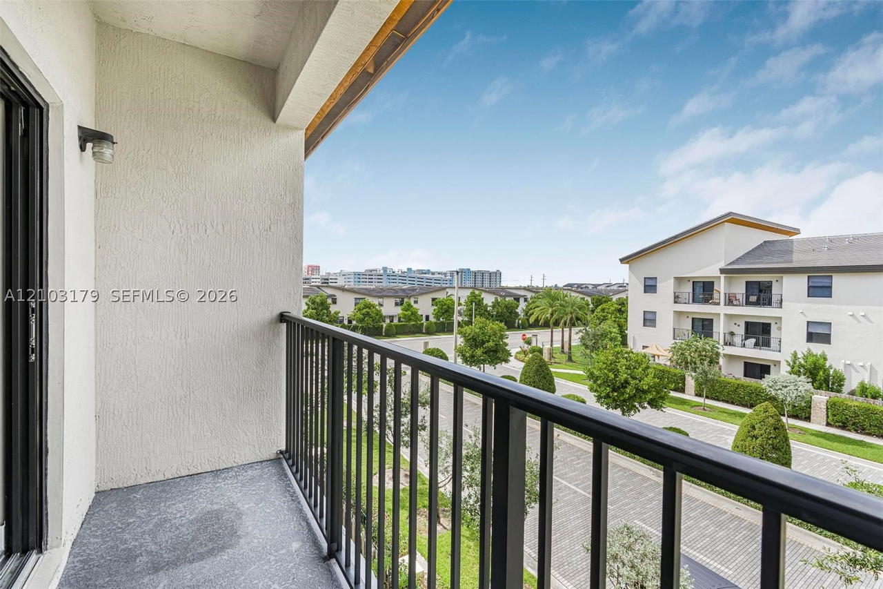 Real estate property located at 7865 104th Ave #33, Miami-dade, Apex At Park Central, Doral, FL