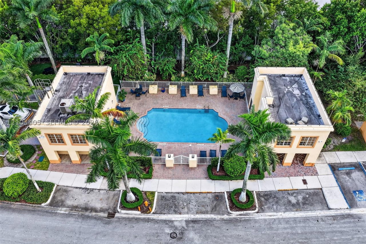 Real estate property located at 10022 7th St #205, Miami-dade, Fontainbleau Lakes Courty, Miami, FL