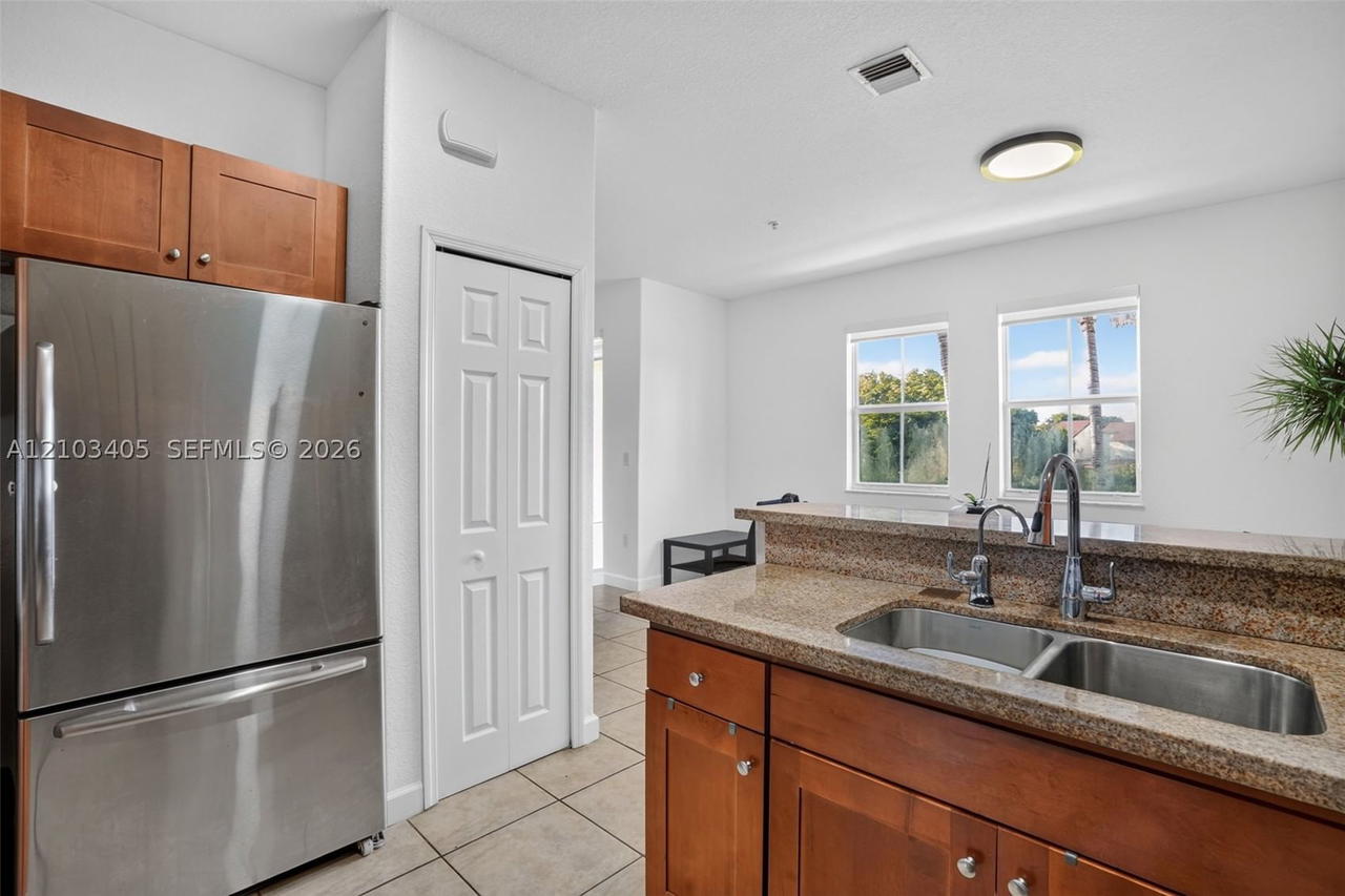 Real estate property located at 10022 7th St #205, Miami-dade, Fontainbleau Lakes Courty, Miami, FL