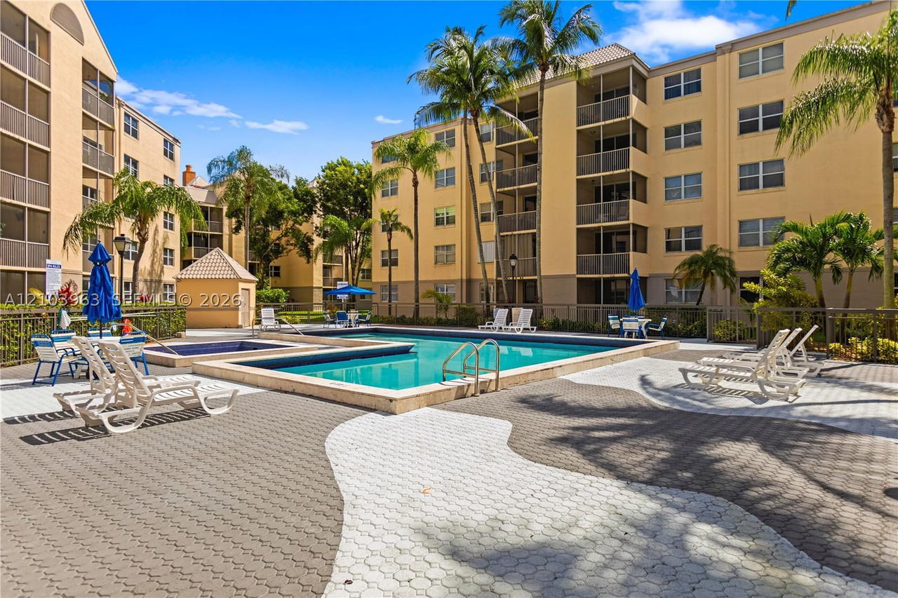 Real estate property located at 8215 Lake Dr #502, Miami-dade, Las Vistas At Doral Condo, Doral, FL