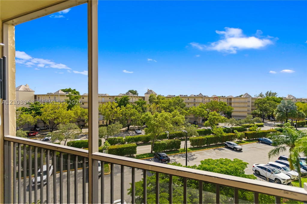 Real estate property located at 8215 Lake Dr #502, Miami-dade, Las Vistas At Doral Condo, Doral, FL