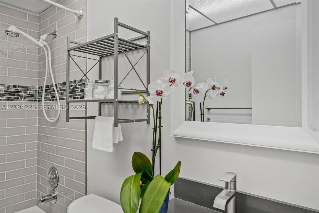 Real estate property located at 13740 Oak Ridge Dr, Broward, Shenandoah Section One, Davie, FL