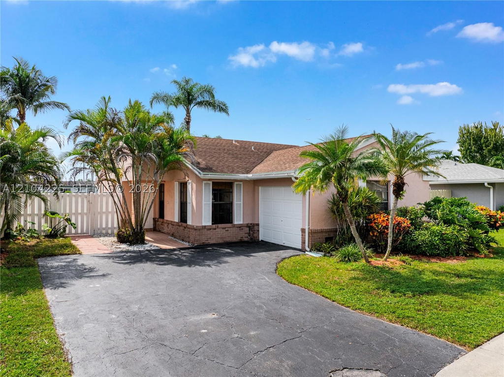 Real estate property located at 13740 Oak Ridge Dr, Broward, Shenandoah Section One, Davie, FL