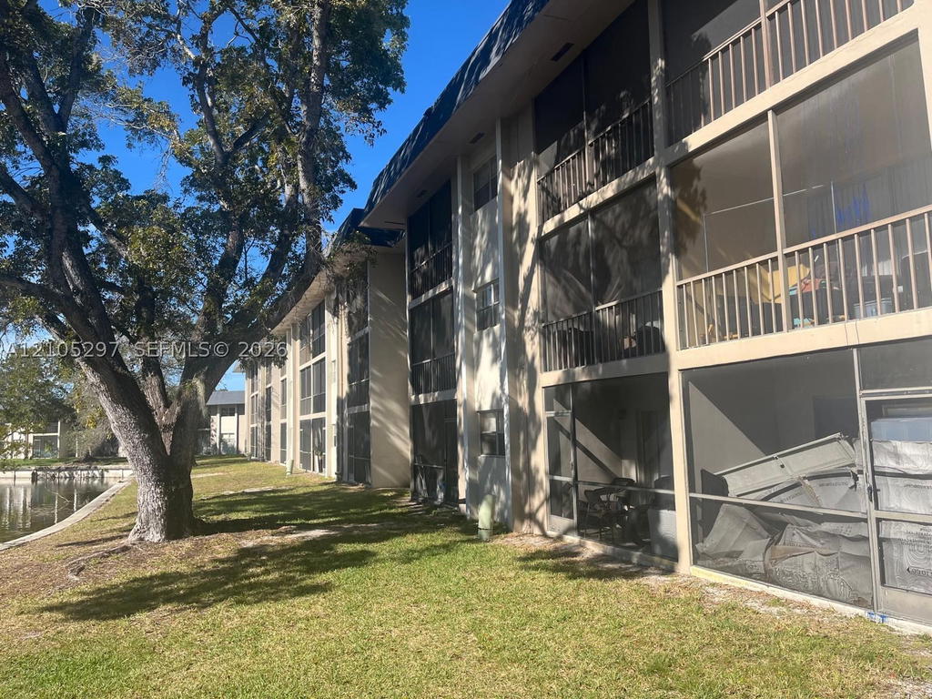 Real estate property located at 7910 Colony Cir N #105, Broward, Versailles Gardens Condo, Tamarac, FL