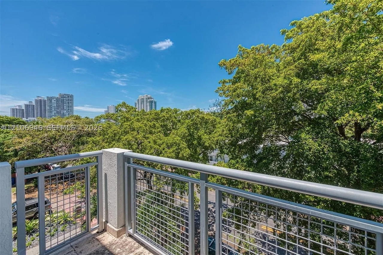 Real estate property located at 1040 10th St #402, Miami-dade, Lenox Villas Condo, Miami Beach, FL